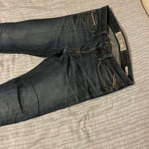 Replay Jeans - Säljer dessa som är ett par robusta jeans i bra material. Strl 31W 34L. Passar dig över 180cm. Kom gärna med prisförslag.