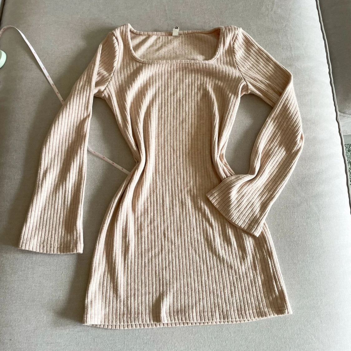 Beige ribbad långärmad klänning