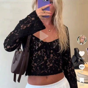 Svart spetsig croppad blus - Säljer en svart croppad blus med lång ärm och spetsdetaljer. Använd en gång💗 från venderbys 