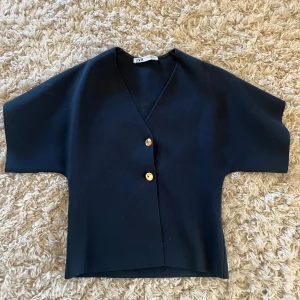 Blus - Säljer denna skit snygga mörkblåa blusen med guldknappar från zara. Den är nästan helt ny endast använd 1-2 ggr. Kom privat för fler frågor eller bilder💞 Den är i storlek S