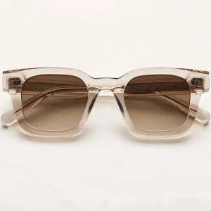 Beigea solglasögon från Chimi - Stilrena solglasögon från Chimi med transparent beige båge och fyrkantig form. Glasen är tonade i brunt och bågarna är i plast. Perfekta för en trendig look.