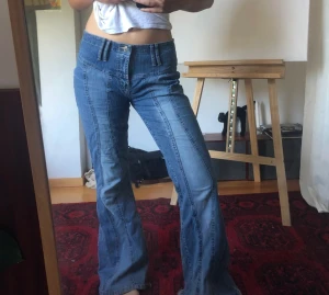 70-tals jeans - Supersnygga flared jeans! Från märket olie i storlek 31. Säljer vidare här ifrån plick (bilder från förra säljaren), köpta vintage från början. Lågmidjade/mid waist. Innerbenslängd ca 83 cm