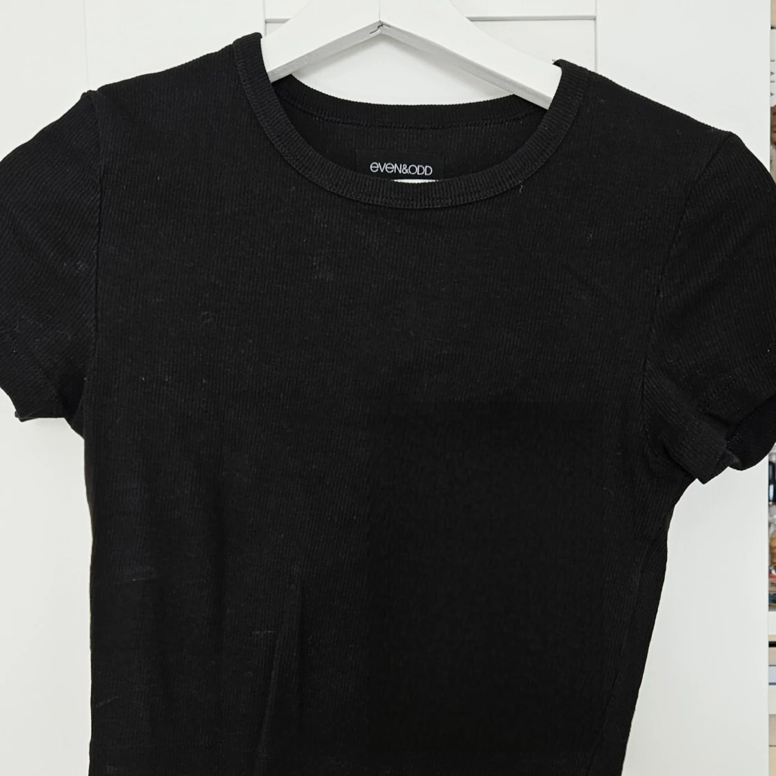 Svart ribbad t-shirt från Even&Odd