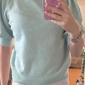 Ljusblå stickad tröja med puffärm - Säljer en ljusblå stickad tröja med korta puffärmar och ribbade muddar. Finns en likadan i vit / krämfärgad uppe också. Man får 20% av om man köper båda! Tröjorna är använda sparsamt. Tröjan har en rund halsringning och är i ett mjukt material som känns skönt mot huden. Perfekt för vår och sommar! ALLTID 10% RABATT NÄR DU KÖPER 2 PLAGG ELLER FLER💗🫶!!!