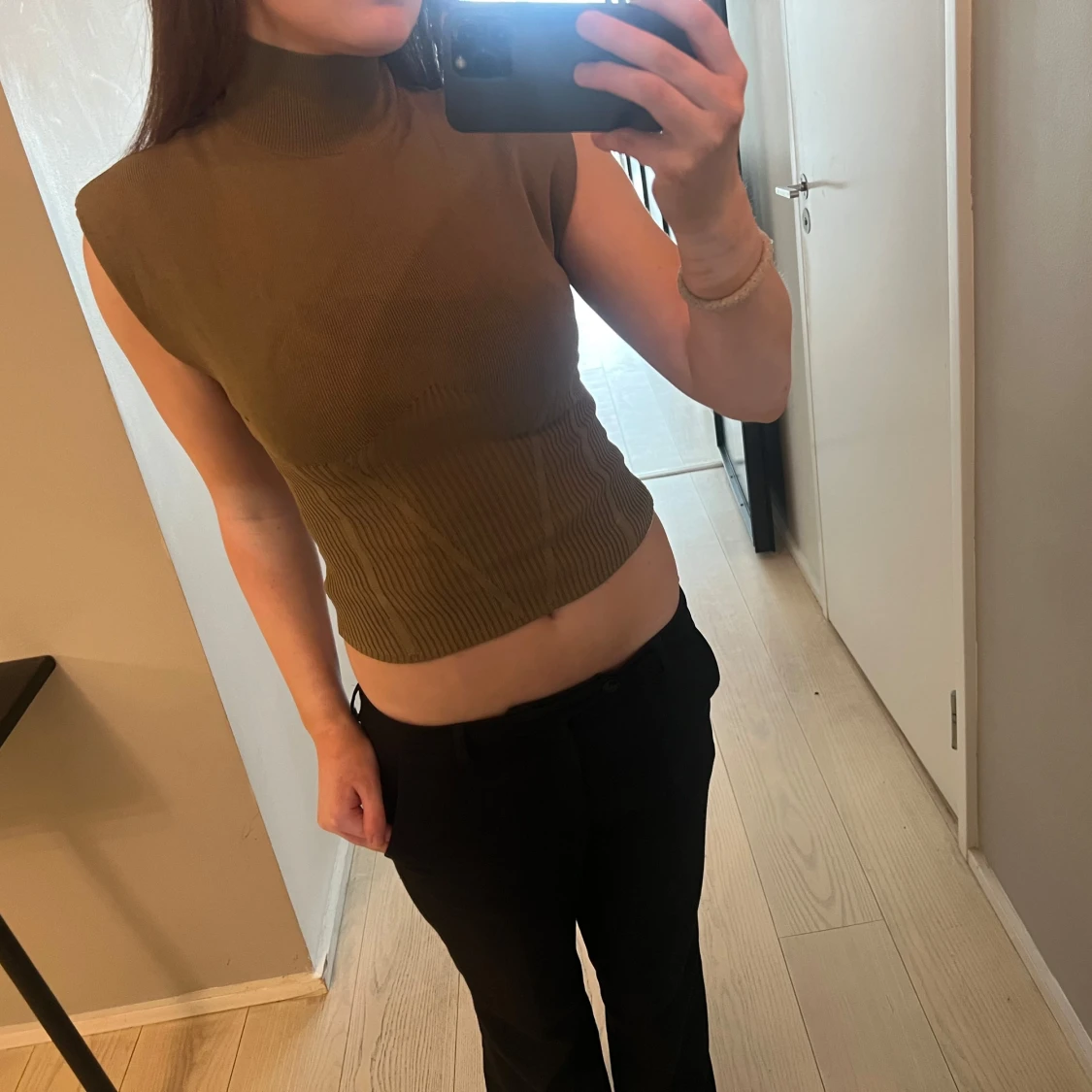 Brun ribbad croppad ärmlös topp