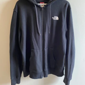 Svart hoodie från The North Face - Större hoodie från The North Face. Luva, magfickor.