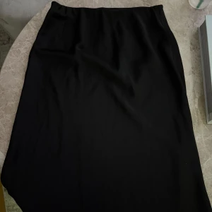 Svart kjol  - Enkel och stilren svart kjol från Gina Tricot 