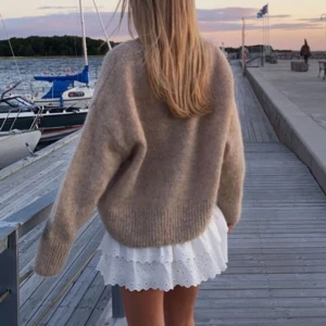 Stickad tröja!! 🥰💓😝 - Säljer nu denna trendiga stickad tröja!! 😝😁sååå perfekt och mysig under sommaren med en kjol woowww🤩🤩💓varit en favorit länge så är i användt skick. Obs den är lite stickig. Bara att trycka på köp nu, tar gärna emot frågor 🤗