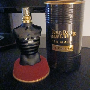 Jean Paul Gaultier Le Male Le Parfum - En maskulin doft från Jean Paul gultier. Är köpt i 75ml flaska finns runt 55ml kvar är ett halv år gammal