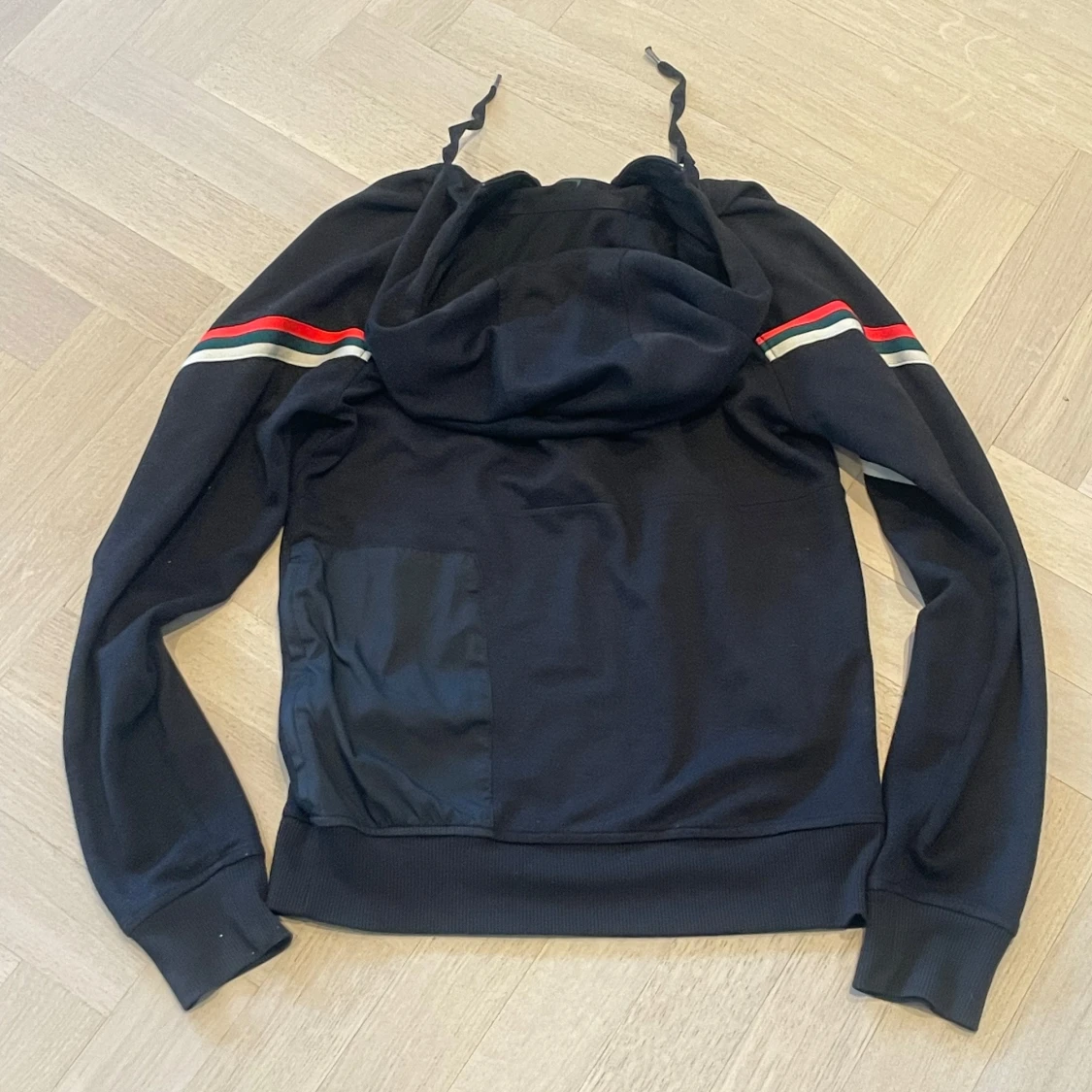 Svart Nike Liverpool hoodie med röd och vit detalj - 4