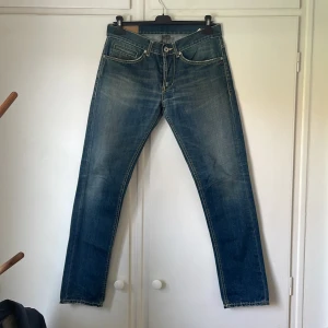 Mörkblå jeans från Dondup - Dondup ’George’ jeans! | Size: W32. Skriv till mig för exakta mått. | Skick: 10/10, nya! | Pris: 800kr | Nypris 2999. Skriv vid frågor & funderingar. 