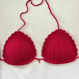 Virkad bikini - Gör handvirkade bikini toppar. Finns i strl s-l i valfri färg. Det finns att beställa även utan vaddering.