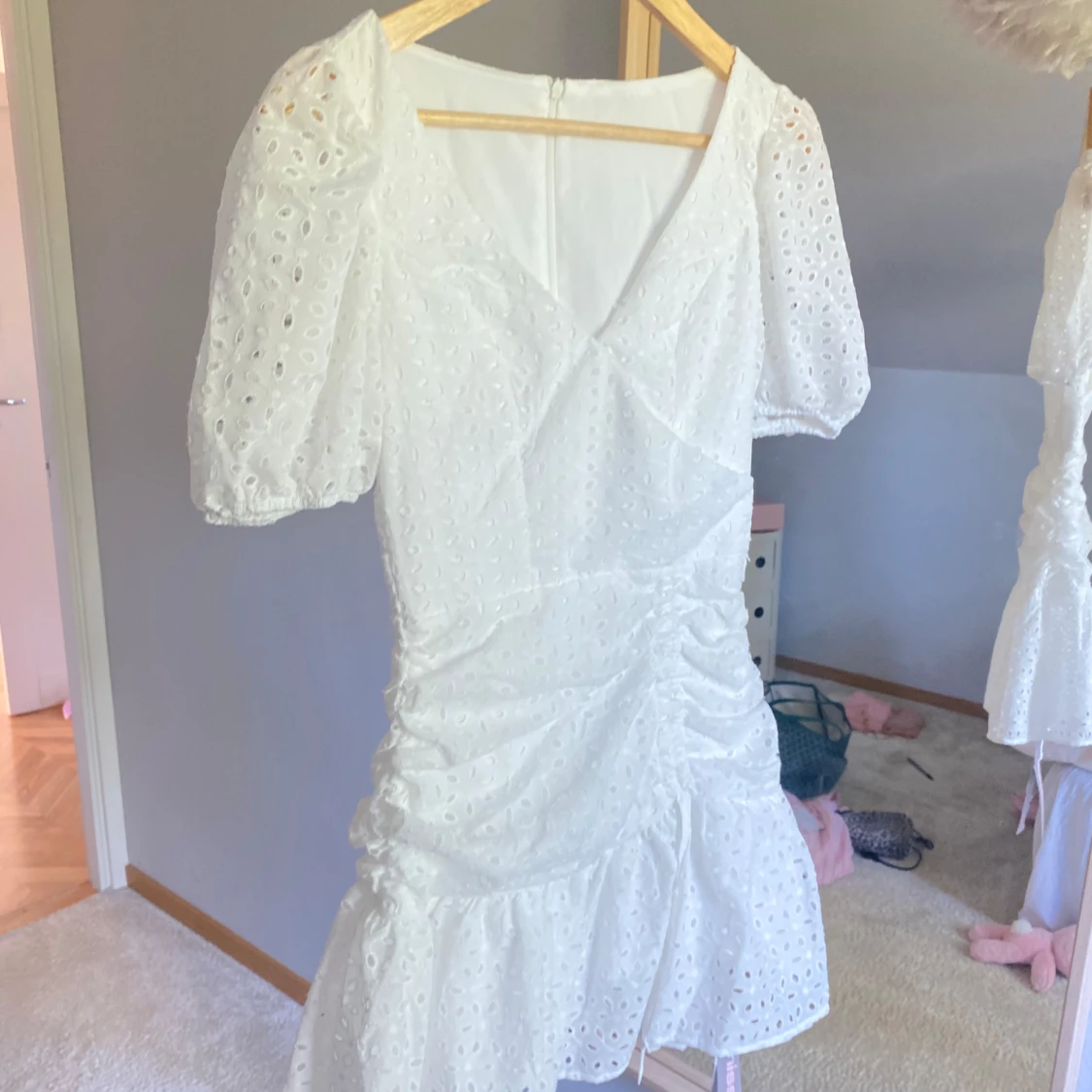 Vit kort klänning med puffärm och broderade detaljer - 3