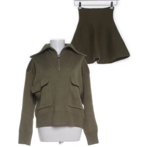 Grönt set kjol och tröja från Zara - Säljer en olivgrön stickad tröja från Zara med halv dragkedja och stora fickor framtill som har en matchande kjol till