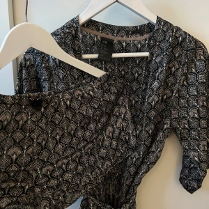 Mönstrat set från H&M - Säljer ett matchande set från H&M bestående av en kimono och ett par pyjamasshorts. Använda ett fåtal gånger.