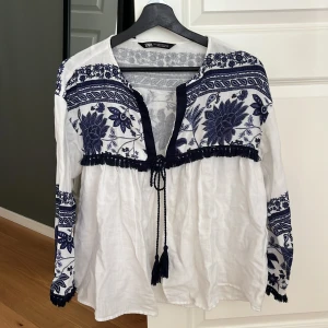 Söt topp från Zara!  - Säljer denna söta tröja från Zara. Använd fåtal gånger så så gott som ny.🥰