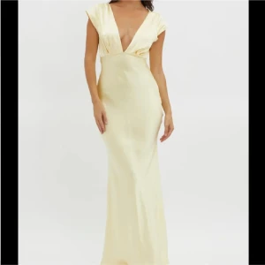 Ljusgul långklänning med v-ringning och öppen rygg - Superfin jätte efterfrågad ljusgul balklänning.🥰🥰lite mindre i storleken så skulle säga liten m eller S. Klänningen är helt ny med lappen kvar!
