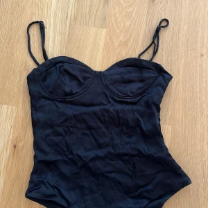Svart body  - Säljer en jätte snygg svart body från Zara som tyvärr är för liten för mig. Köpt begagnad men aldrig använd utav mig. I bra skick💕