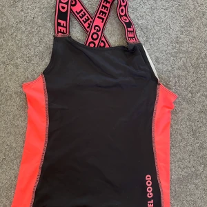 Sport linne  - Sport linne, svart och rosa sidor. Tight passform och stretchigt material, perfekt för träning. Oanvänd med lappen kvar, skriv vid frågor! 🤗💗