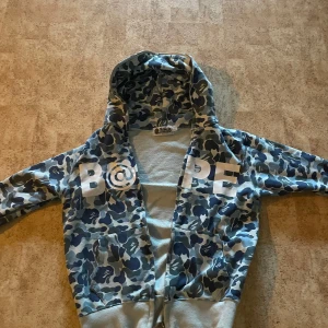 Bape zip - Riktigt fet Bape tröja som jag tyvärr växt ut så säljer den nu. Storleken säger M men skulle nog säga att den sitter som en S