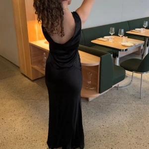 Balklänning  - Svart balklänning från design by si med öppen rygg🙌🏼Säljer då jag hittade en annan klänning att ha på balen🖤 Nypris: ca 900 ink frakt