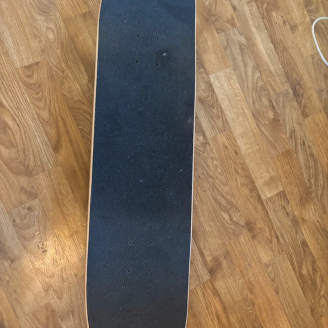 Skateboard med DC-motiv och rosor! - 1