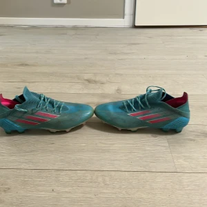  Adidas fotbollsskor färg blå  -  Adidas fotbollsskor blå bra skick, konstgräs och vanligt gräs 