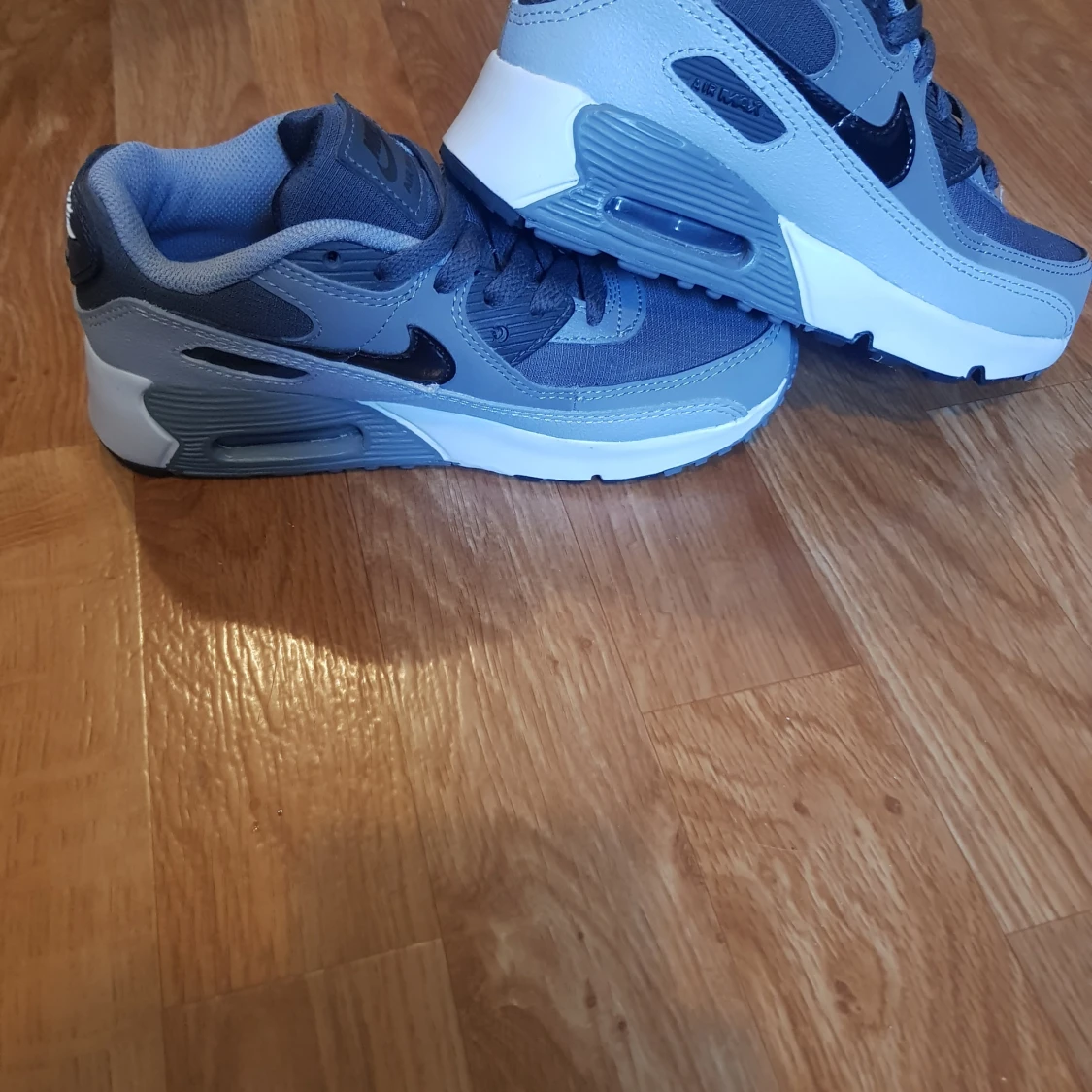 Nike Air Max 90 i grått och svart - 4