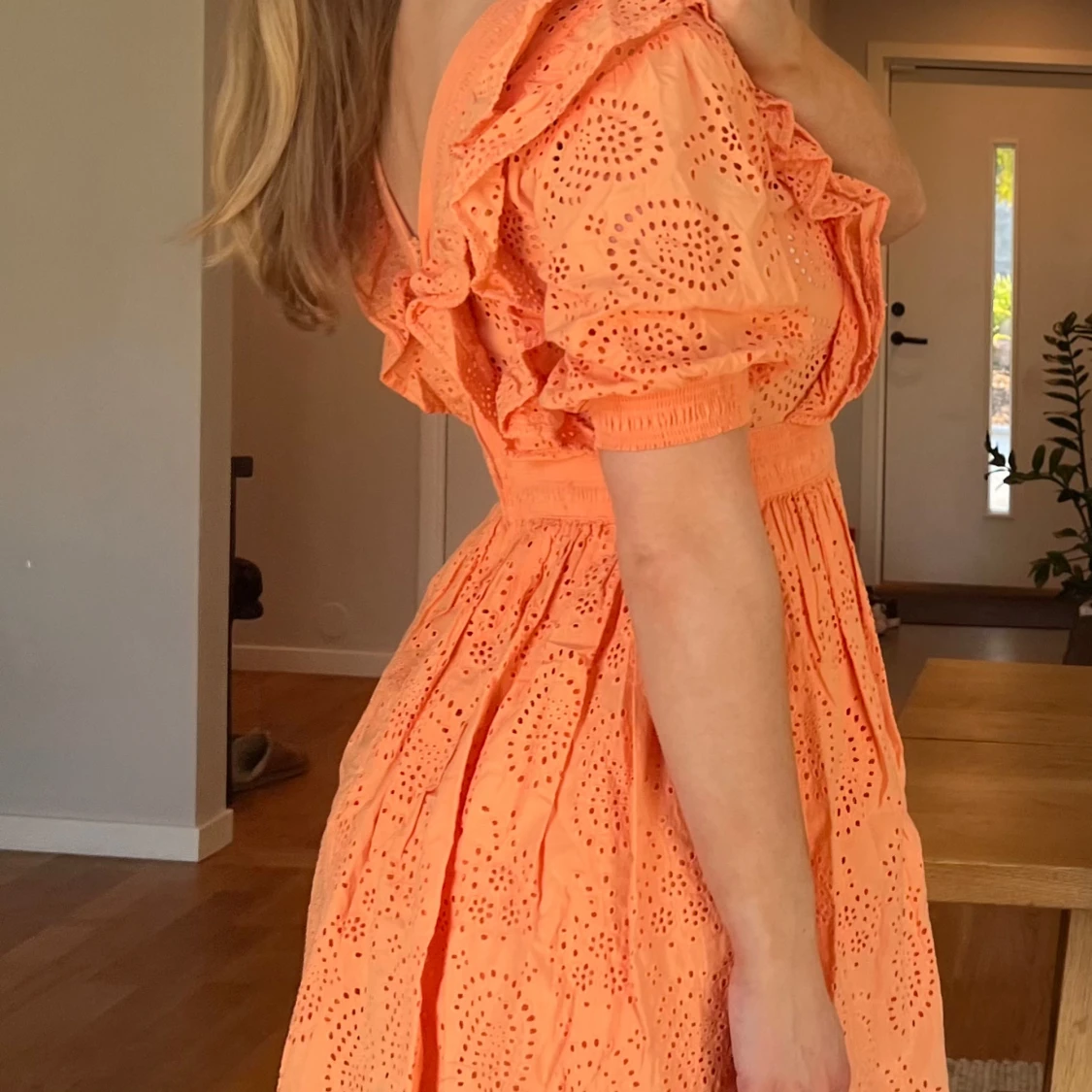 Orange klänning volang  - 3