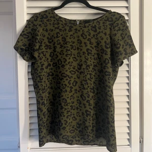 grön leopard topp - tunnare material så perfekt till sommaren 