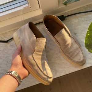 Beige loafers från loro piana - Beiga loafers från loro piana i st 38 men passar större, passar mig som har 40. Nypris är ca 10 000kr. Skriv vid minsta fråga eller fundering
