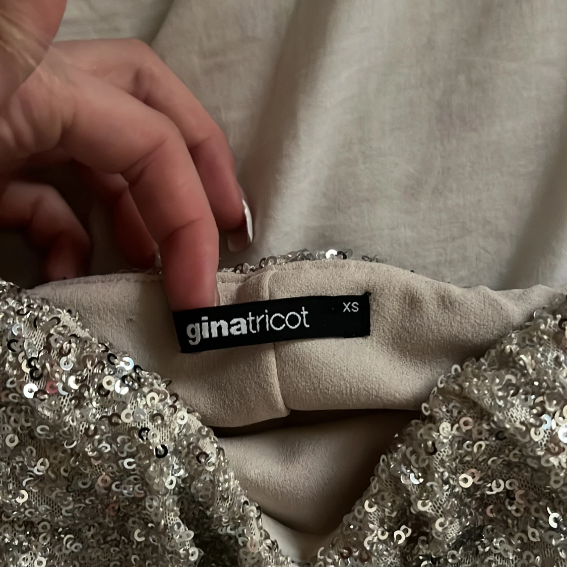 Silver glittrig tubtopp från Gina Tricot - 1