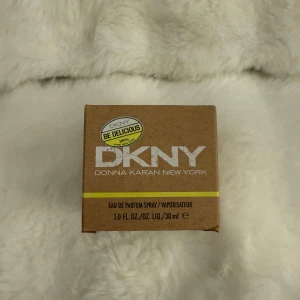 DKNY Be Delicious Eau de Parfum 30 ml - Fräsch och fruktig parfym från DKNY, Be Delicious, i en snygg grön och silverfärgad flaska med rund form. Kommer i originalkartong i brunt papper. Innehåller 30 ml eau de parfum spray.