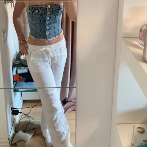 Linnebyxor chelsea  - Säljer nu mina absolut favorita vita linnebyxor från Chelsea då jag tyvärr växt ur de. De har en avslappnad passform och dragsko i midjan. Byxorna har raka ben och är perfekta för varma dagar. Lätta och luftiga, passar till många olika stilar. De har även superfina fickor därbak, har ingen bild men kan skicka om önskat! Kan även tänka mig att byta mot ett par biladana i storlek s eller m 🥰
