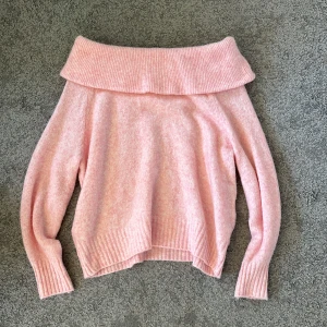 Ljusrosa offshoulder stickad tröja från H&M - Supermjuk och fluffig ljusrosa stickad tröja från H&M med bred offshoulder-krage. Perfekt för dig som gillar en avslappnad men ändå söt stil. Långa ärmar och ribbade muddar för extra mysfaktor. För stor för mig och lite stor i storleken! Köpt på loppis. Skriv privat om du har frågor!