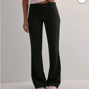 Svarta kostymbyxor - Svarta lågmidjade kostymbyxor i mycket bra skick