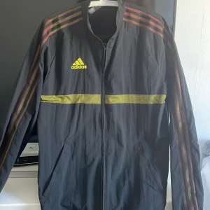 Jacka från adidas - Svart träningsjacka/vidjcaka från Adidas. Storlek M, Knappt använd.