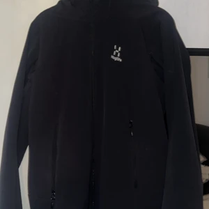 Svart softshelljacka från Haglöfs - Säljer en svart softshelljacka från Haglöfs i dammodell, storlek S. Väldigt sparsamt använd den är inprincip som ny