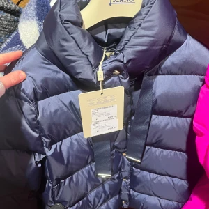 Mörkblå Herno jacka - Säljer en mörkblå pufferjacka från Herno köpt i Italien 2023, säljer eftersom jag aldrig använt den.nypris 800 €