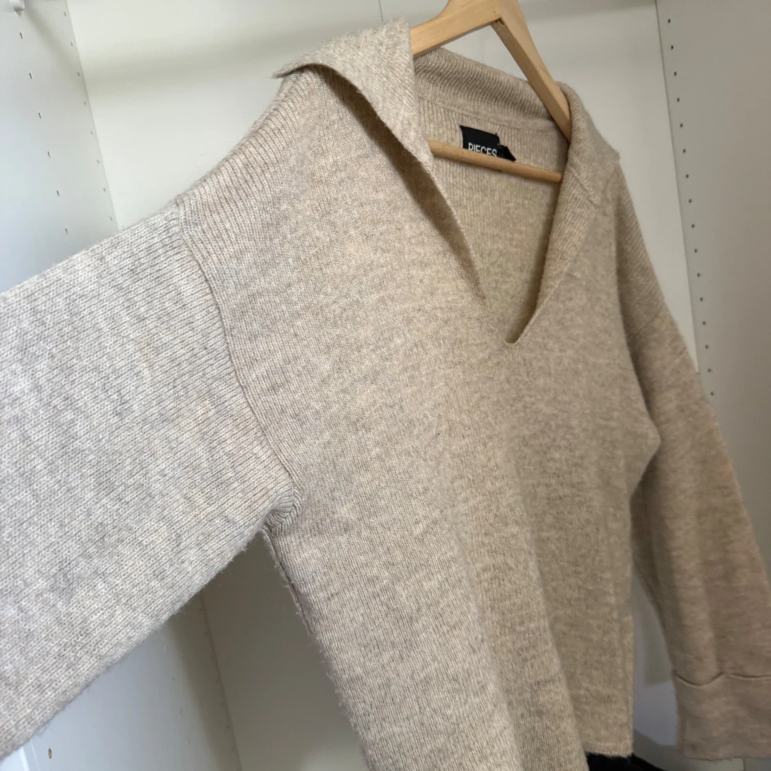 Beige stickad tröja med krage från Pieces - 3