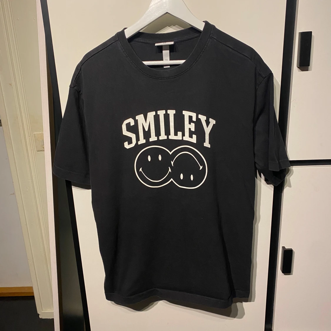 Svart t-shirt med SMILEY-tryck från H&M
