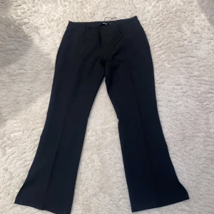 Svarta kostymbyxor från BikBok - Svarta petite kostymbyxor från BikBok. Lågmidjade. Perfekta för en stilren look.