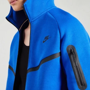 Nike tech blå (Sällsynt) - Hej säljer denna då den bara ligger i garderoben och inte riktigt passar min stil. Storlek S och är som ny. 