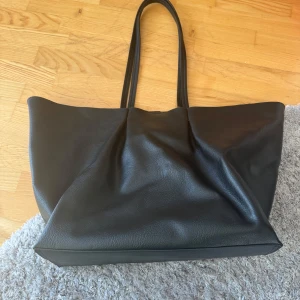 läderväska - Svart väska som är brun på insidan från stradivarius. aldrig använd. använd ”köp nu”. 19/5-2025