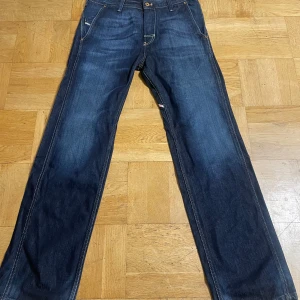 Mörkblå jeansbyxor från Diesel PHEYO - Säljer ett par klassiska mörkblå jeans från Diesel, modell PHEYO. Bara kvalitet! Storlek W 31 L34. KOM MED PRISFÖRSLAG 