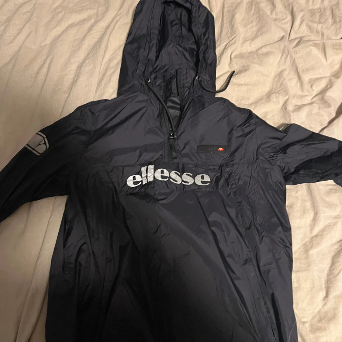 Svart vindjacka från Ellesse med huva