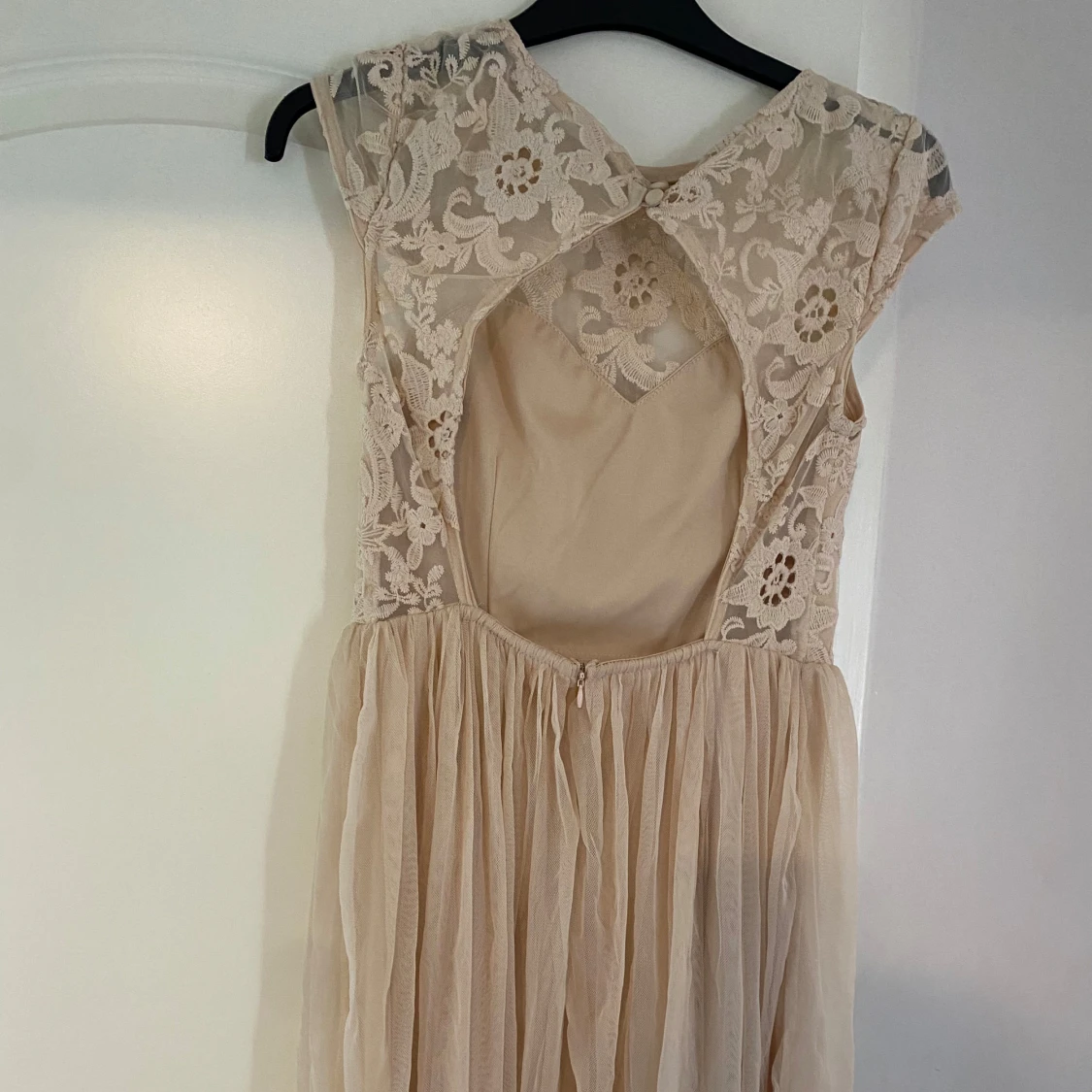 Champagnefärgad spetsklänning med volangkjol - 2