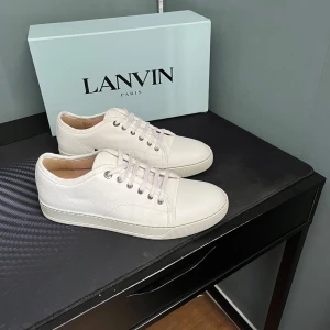 Lanvin skor - Säljer nu ett par helvita riktigt schyssta lanvins, perfekt skorna nu till sommaren, uk 9 ca 43-44 i nyskick box och extra snören medföljer skriv vid minsta fundering! Självklart äkta🌟