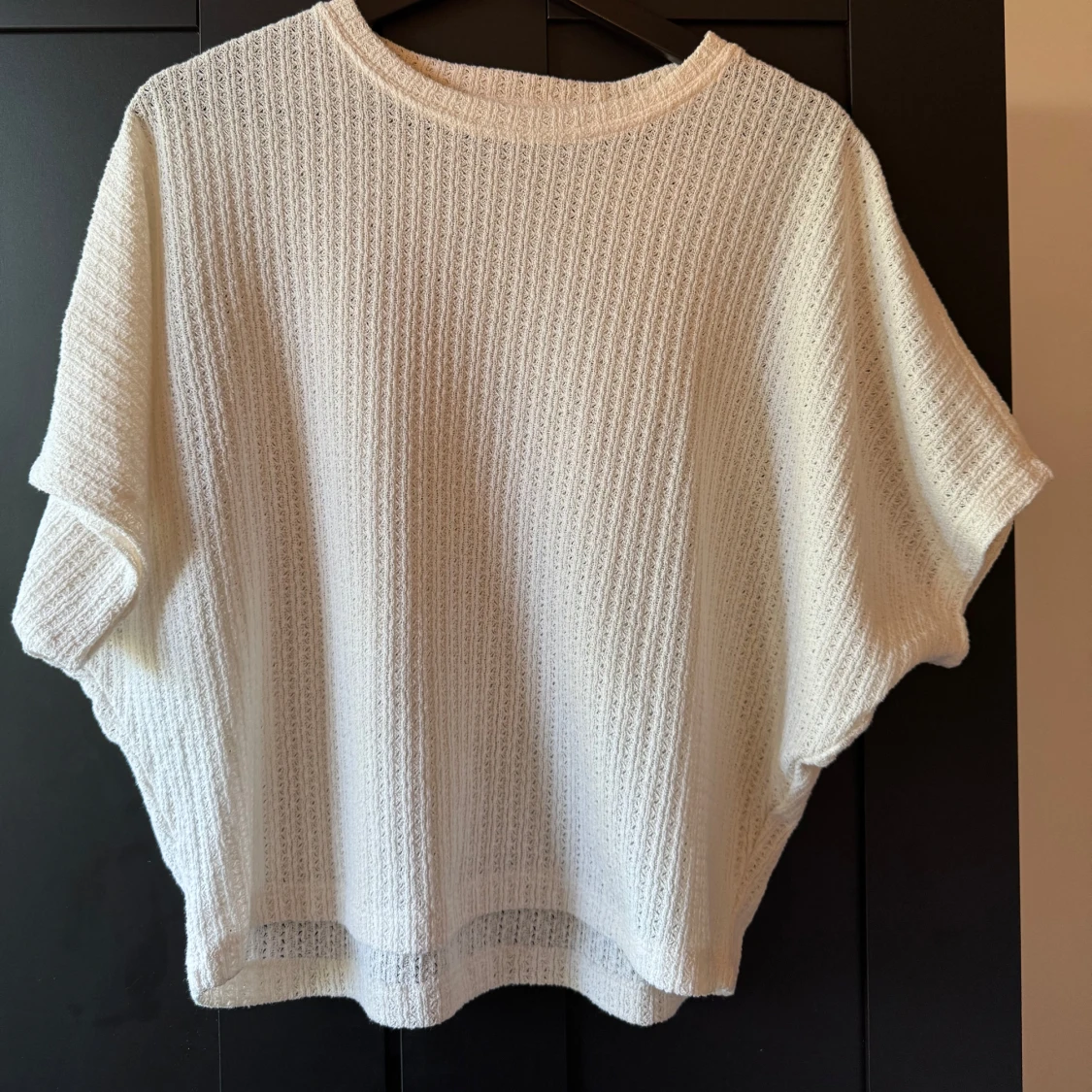 Vit ribbad stickad topp