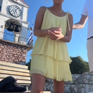 Gul klänning med volang -  Super fin gul klänning, inga defekter 💞💫